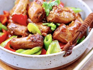 14、酱焖鸡脖,香辣味浓郁，好吃到爆。