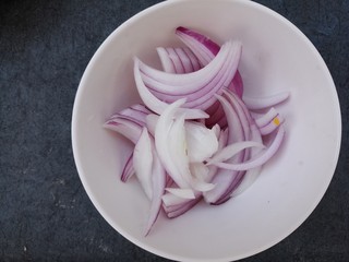 2、辣炒芝士年糕,洋葱切条