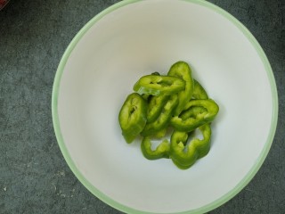 3、辣炒芝士年糕,青椒切椒圈