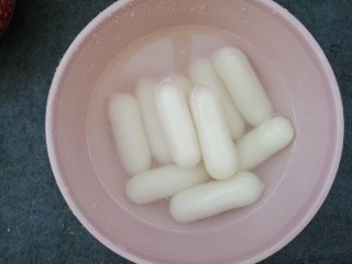 4、辣炒芝士年糕,年糕是冷冻的，放在常温水里化冻