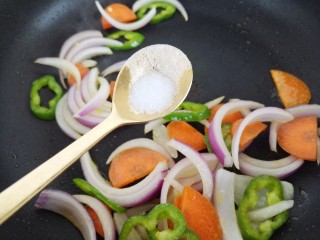 7、辣炒芝士年糕,翻炒几下，加半勺盐