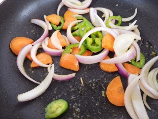 8、辣炒芝士年糕,然后翻炒均匀