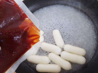 12、辣炒芝士年糕,再倒入韩国辣酱