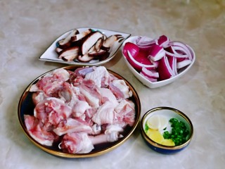 1、香菇焖鸡,准备食材，鸭鸡腿剪小块，姜蒜去皮切好，小葱去皮葱叶切葱花，葱白留着，洋葱去根切块，香菇去根洗干净切片。