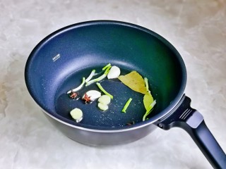 3、香菇焖鸡,起油锅，加入葱姜蒜，八角香叶煸炒。