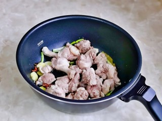 4、香菇焖鸡,再加入焯水的鸡块。