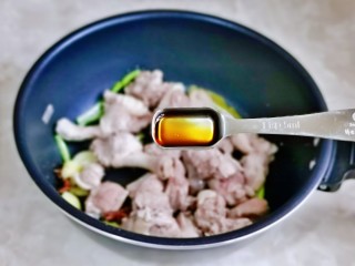 5、香菇焖鸡,加入料酒，适当多一些去腥。