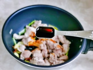 6、香菇焖鸡,加入生抽提鲜。