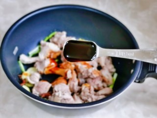 7、香菇焖鸡,再加入蚝油调味翻炒均匀。