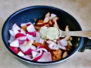 9、香菇焖鸡,再加入冰糖，不喜欢可以不加。