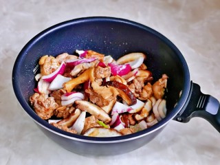 10、香菇焖鸡,小火翻炒均匀。