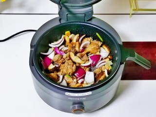 12、香菇焖鸡,炒菜机链接电源。