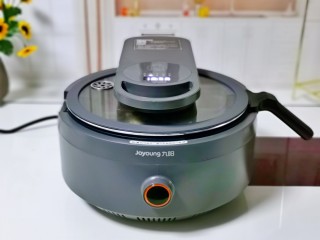 13、香菇焖鸡,盖上盖子启动红烧功能即可，时间自动的，不用管啦！