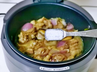 14、香菇焖鸡,鸣笛后按个人口味加入盐，再启动红烧功能炖15分钟即可断电。