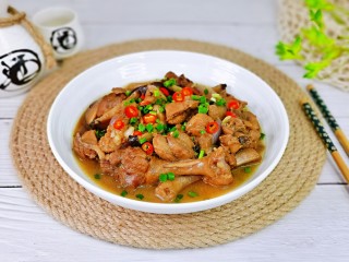 15、香菇焖鸡,盛出装盘，撒上葱花，红辣椒。