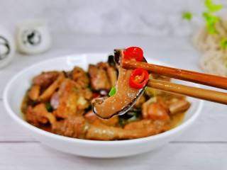 17、香菇焖鸡,香菇肉还好吃，喜欢的做起来，我要开动喽。