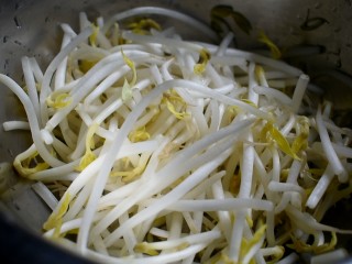 3、部队火锅,豆芽、金针菇同样也清洗干净备用