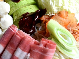 15、部队火锅,把调好的酱料放到中间