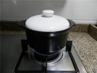 5、妇科圣方《四物汤》,大火烧沸腾后,改用小火煎煮,直至只剩1碗水的量(大约25分钟左右)。