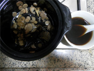 6、妇科圣方《四物汤》,熬好后倒出药汁。