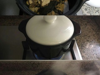 7、妇科圣方《四物汤》,翻渣煮(一付药要熬2次,目的是充分发挥药性),即:往剩下的药材中再加3碗水(不再加黄酒),盖上盖子,煮沸后,小火煮至1碗水的量。