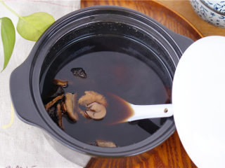 8、妇科圣方《四物汤》,将两次的药汁合在一起。