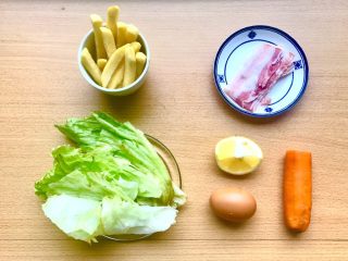 1、薯条的N种吃法,准备好食材。如果不是市售薯条，就切成这样的“土豆棍”，粗细大概0.8-1cm。