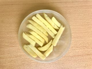 2、薯条的N种吃法,将薯条（土豆棍）放水里刷刷淀粉，市售薯条要轻点刷；刚切好的土豆棍请尽情蹂躏！