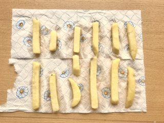 3、薯条的N种吃法,捞出来放厨房纸巾上吸干水分，不然等会炸会溅。