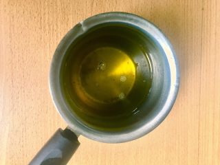 5、薯条的N种吃法,最好用这种小的酱汁锅，这样省油。然后放一半左右的油，大火到油开始冒烟，咕噜咕噜冒泡，转中小火，放薯条（土豆棍）炸。