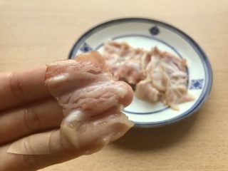 6、薯条的N种吃法,这个时间可以切培根，大约三指头宽。因为这是需要将薯条和胡萝卜丝围一圈的。想象薯条胡萝卜是金针菇，培根卷金针菇的感觉～