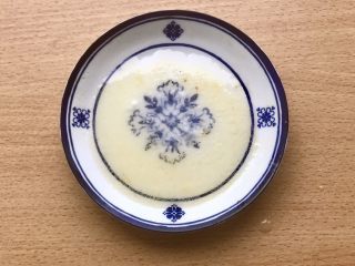 7、薯条的N种吃法,然后准备油醋酱汁。用白醋或者米醋，糖，油以及盐搅搅混合均匀。量不用多，大概这些就够了，这是给胡萝卜丝增加些风味的。