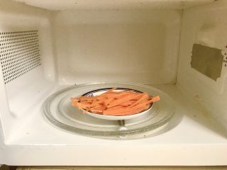 9、薯条的N种吃法,放微波炉叮两分钟。这时候去捞一眼油锅里的薯条，如果感觉开始边缘金黄，将薯条翻个身。