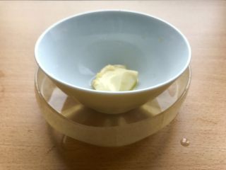 10、薯条的N种吃法,开始准备荷兰酱。挖出20g黄油，放热水中隔水融化。