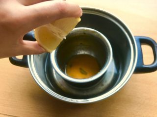 11、薯条的N种吃法,在小碗或者小锅中磕一个蛋黄，手榨柠檬汁，小心别把籽给榨出去了。蛋白的话……做双皮奶去了，嘿嘿～绝不浪费！放在一个大一点的装有高差不多俩指头水的锅中。