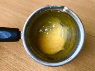 13、薯条的N种吃法,刚放荷兰酱小锅外面的大锅里水如果开始冒蒸汽了，就要拼命搅拌蛋黄与柠檬汁。一旦看到搅拌的时候能看到底，浓稠了就赶紧离锅！放在一旁慢慢加融化好的黄油，一边加一边搅拌。