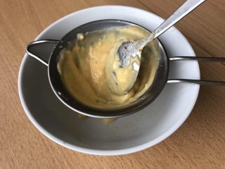 15、薯条的N种吃法,筛网过滤！一定要过滤，因为可能有小颗粒已经凝固的蛋黄，会十分影响口感！