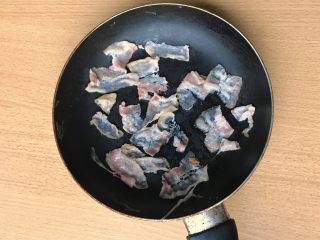 16、薯条的N种吃法,煎锅放培根，尽量分开些放，毕竟是一片片裹薯条胡萝卜丝的。小火煎。
