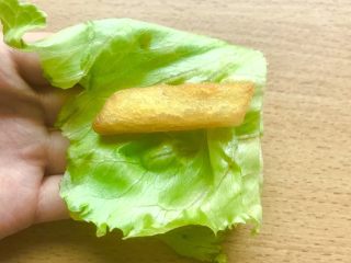 17、薯条的N种吃法,煎的时候切生菜，大小如图，能将薯条裹进去看不见就行。