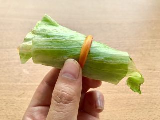 19、薯条的N种吃法,再卷起生菜，用稍微长一些的胡萝卜丝打个松松的结（为了颜值...(￣∇￣)）。不够长就放弃吧～～