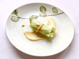 20、薯条的N种吃法,1.米其林西餐版。用勺子捞起一小勺荷兰酱，唰！画个弧，然后将一个！注意一个！生菜薯条卷放上去。然后用筷子沾上一点荷兰酱，周边和卷上各点一点。