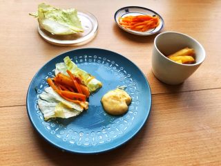 21、薯条的N种吃法,2.韩式生菜薯条“包饭”版。各个部分用小碟呈出，主盘上一大挖荷兰酱汁；或者之前的油醋汁多做一点，掺点水用小碟或者小碗装着，又是一种吃法！