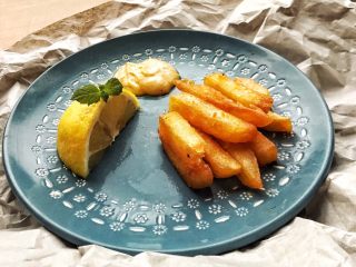 22、薯条的N种吃法,3.日式炸薯条版。薯条放一边，放一片柠檬，另一个角落放荷兰酱汁，以及一片小薄荷。最好有卷心菜丝，可惜家里没有(￣∇￣)。