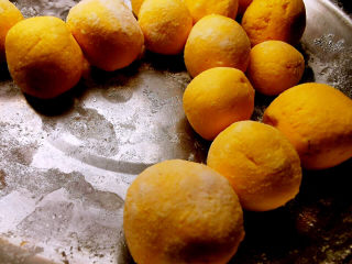 1、水果汤圆,这些汤圆生胚是昨天与包馅一起做出来的，是无馅的小汤圆