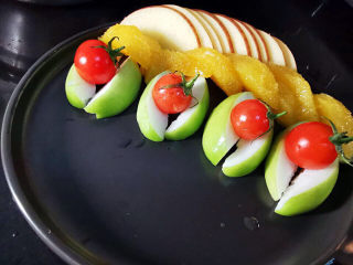 12、水果汤圆,先把水果先码盘排好