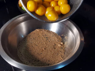 16、水果汤圆,倒入芝麻黄豆粉