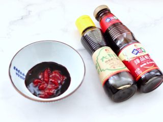 2、番茄金针菇肥牛汤,碗里倒入味达美臻品蚝油和六月鲜特级原汁酱油，蕃茄酱。