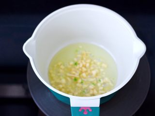 8、番茄金针菇肥牛汤,热油爆香大蒜末。