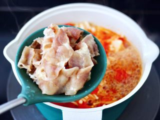 14、番茄金针菇肥牛汤,加入煮熟的肥牛。