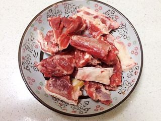 1、红烧羊排,把羊排切成小段
